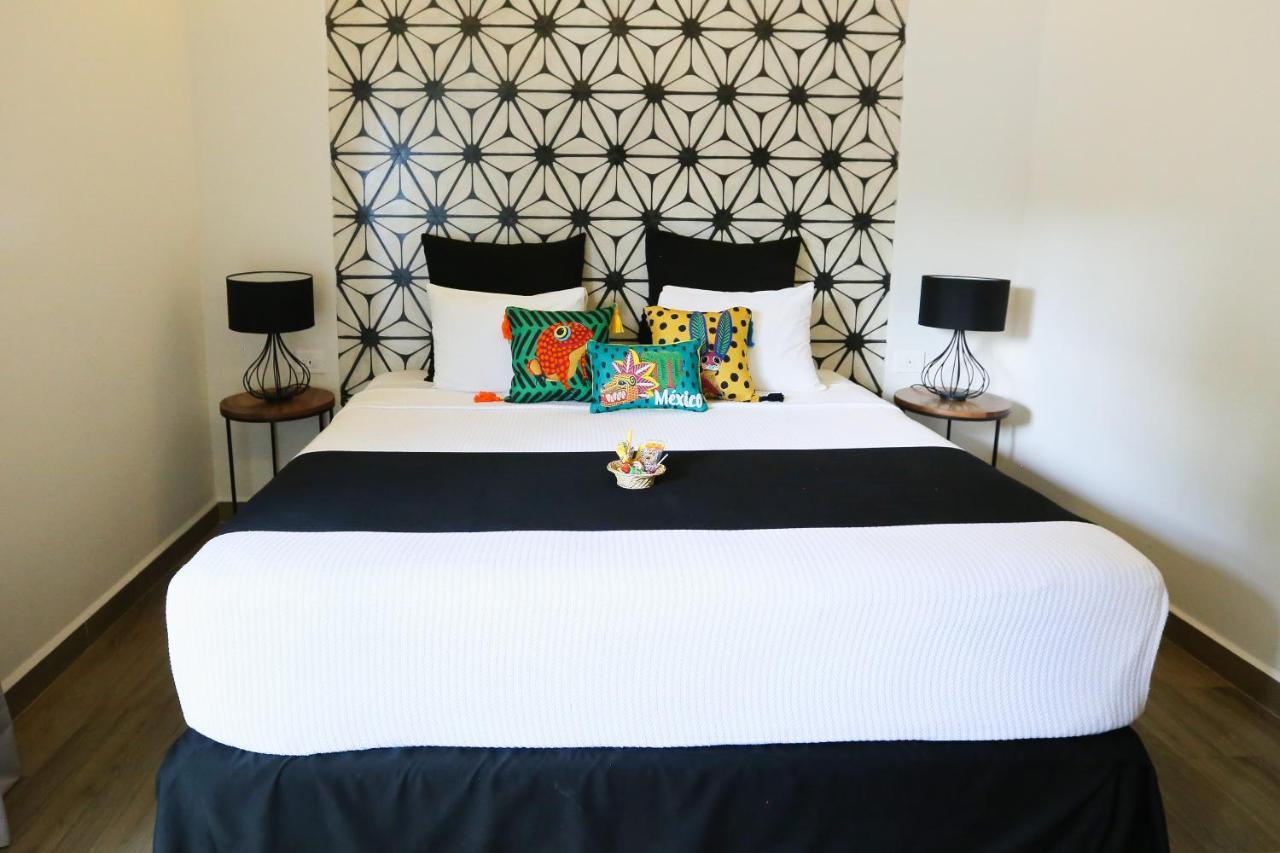 Casa Chukum Hotel Bacalar Exterior photo A bed with a bed runner