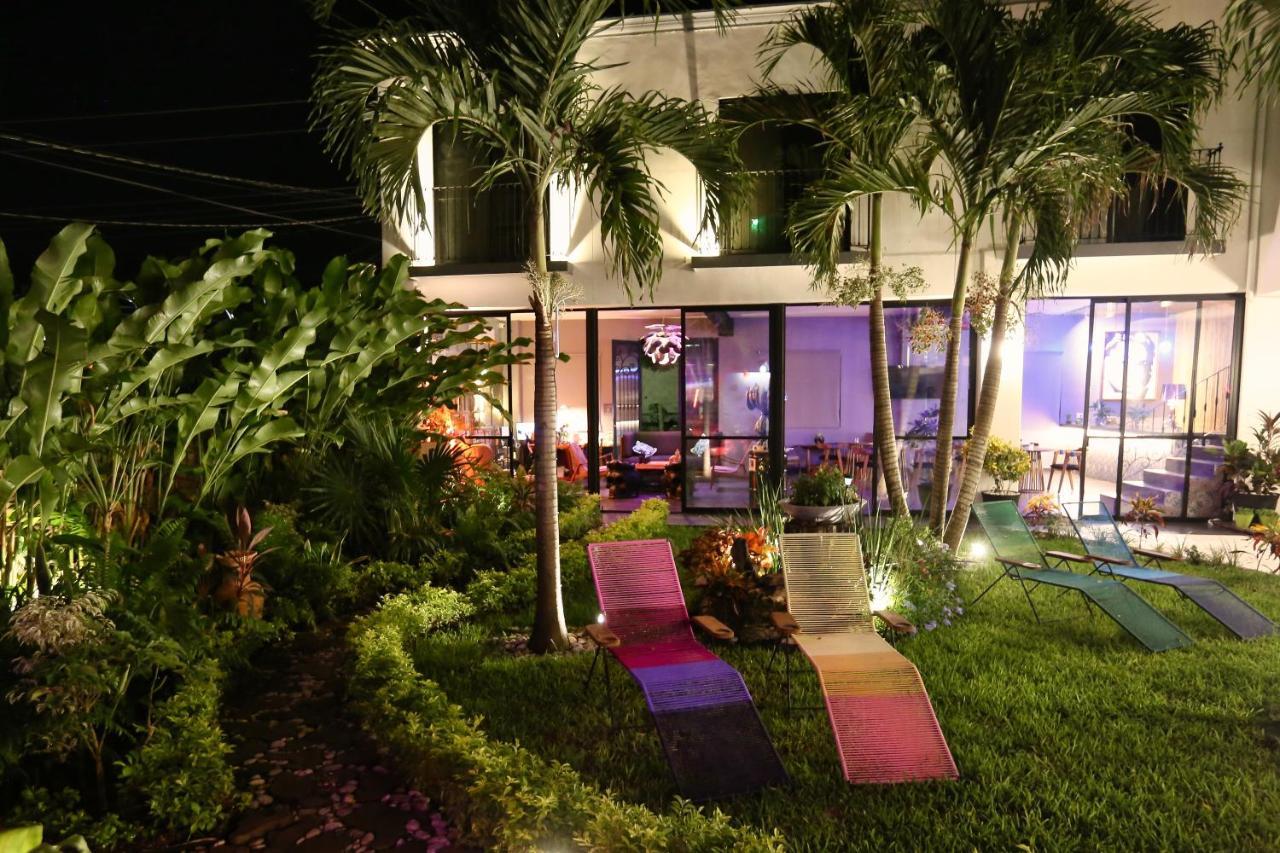 Casa Chukum Hotel Bacalar Exterior photo The garden at the hotel